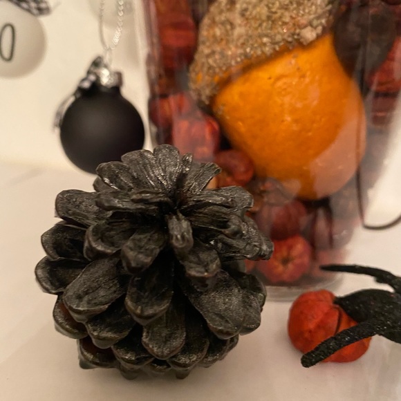 Halloween table decor with ornaments and pumpkin spice scented putka pods - Picture 11 of 16